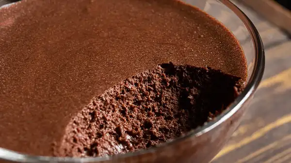 Simplemente mezclé chocolate y agua caliente y obtuve una mousse de chocolate digna de los mejores restaurantes