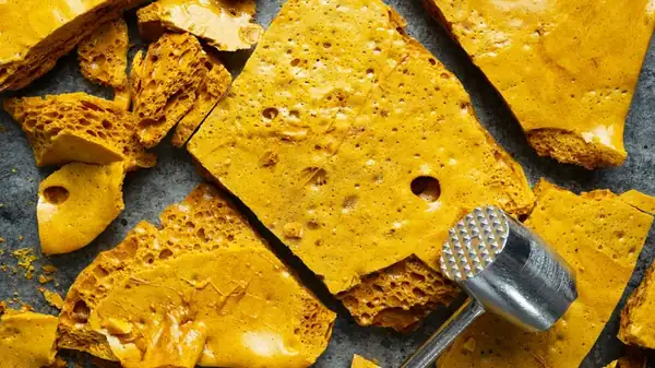La ciencia que da al caramelo crujiente su característico aspecto de panal