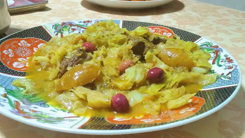 Tajín marroquí de cordero o ternera con col, limón en conserva y aceitunas