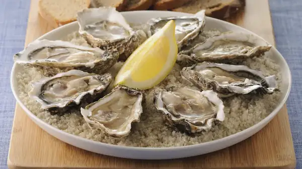 Serving oysters on a bed of salt: presentation and functionality