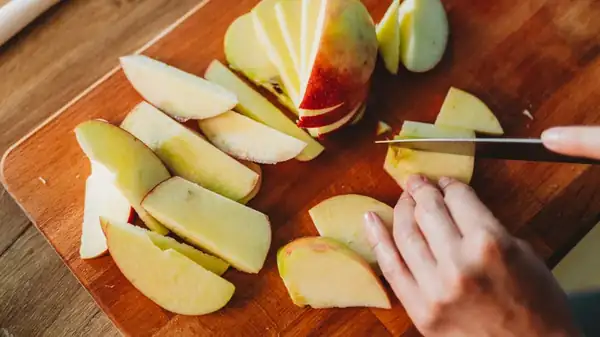 How to prevent apple slices from turning brown