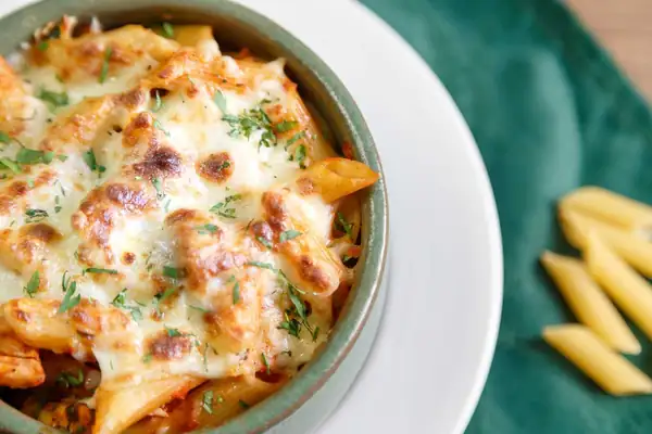 Receta de pasta penne al horno con salsa de limón y romero