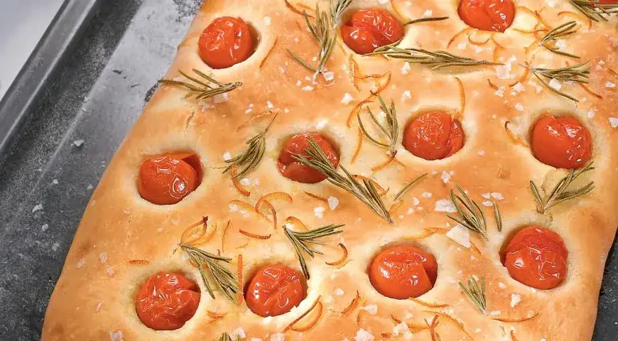 Focaccia con tomates y romero