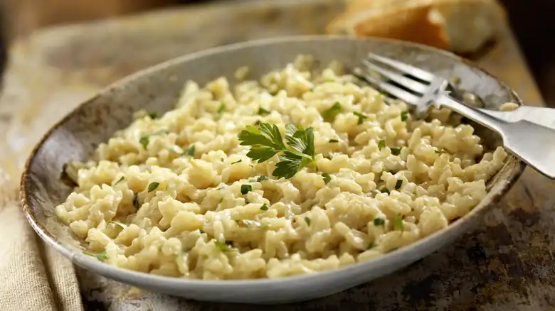 ¿Cuándo conviene elegir mantequilla en lugar de aceite al preparar risotto?