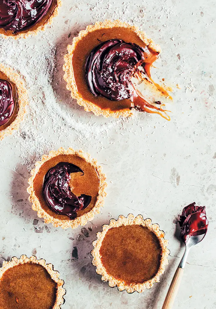 Tartaletas de maca-roon con honeyscotch y chocolate