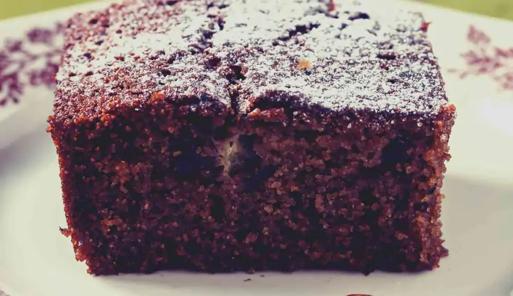 Pastel de claras de huevo con cacao y avellanas