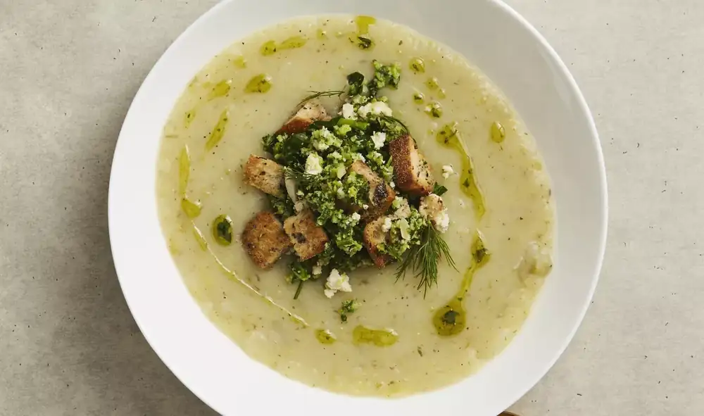 Sopa de patata y puerro a base de plantas con gremolata de brócoli