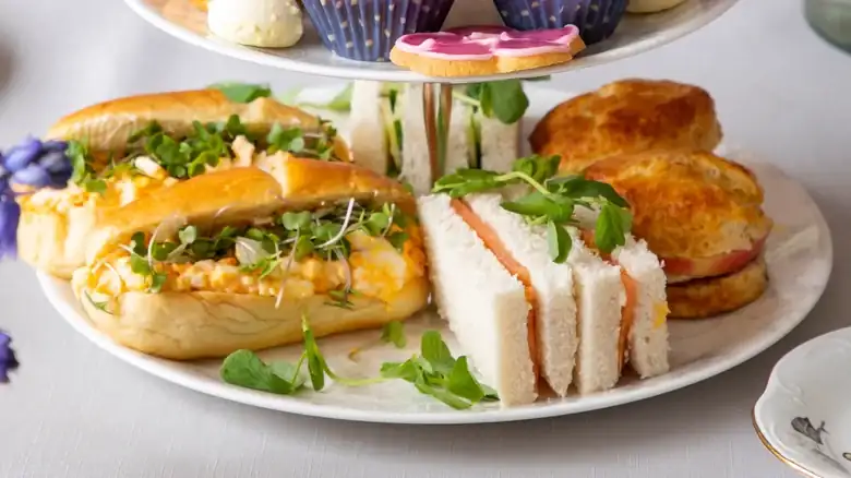 He aquí por qué los británicos untan mantequilla en todos sus sándwiches, y por qué quizás quieras unirte a ellos