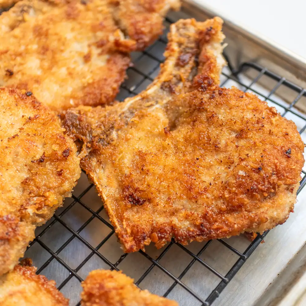 Chuleta de cerdo crujiente frita en sartén con mayonesa y panko