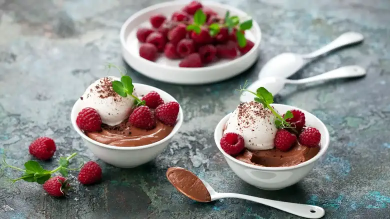 Chocolate pudding and chocolate mousse: two desserts that differ in texture and preparation