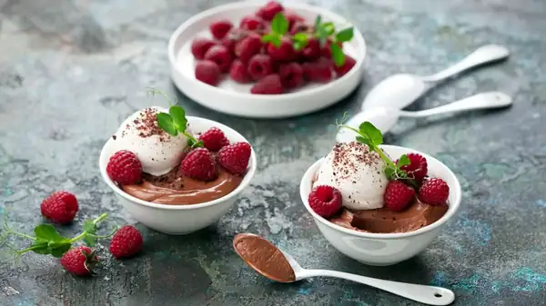 Chocolate pudding and chocolate mousse: two desserts that differ in texture and preparation