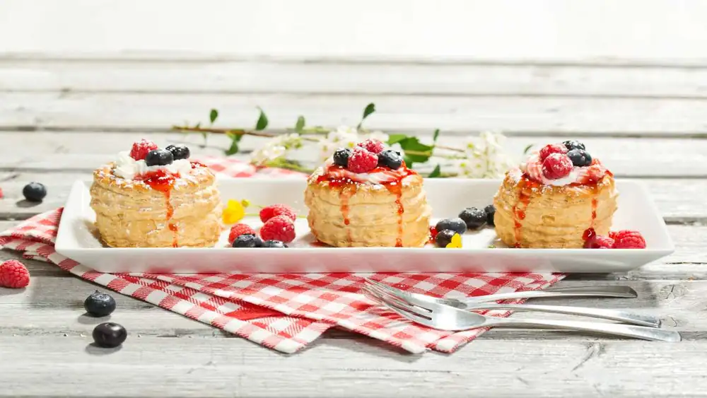 Vol au vent with berries and mascarpone