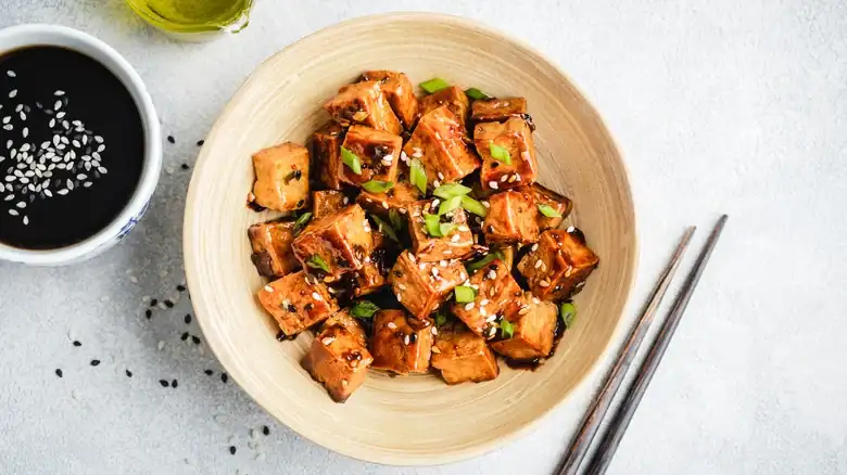 El paso que debes seguir antes de añadir el tofu a tu marinado