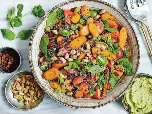 Ensalada marroquí de zanahoria con hierbas, pistachos y hummus