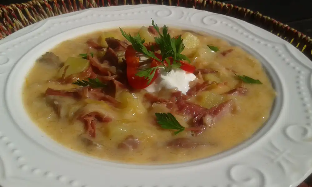 Cabbage stew with smoked broth and meat