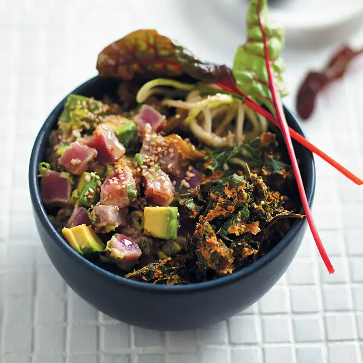 Poke bowl de atún picante hawaiano con aguacate, fideos de calabacín y chips de col rizada