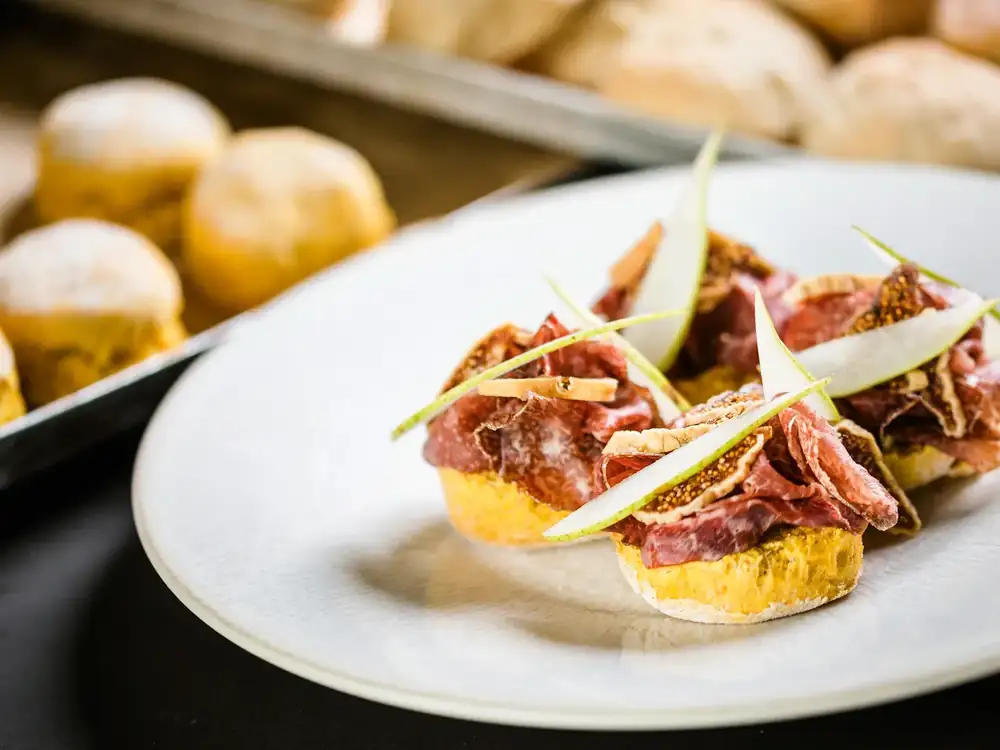 Scones de calabaza con mostaza, bresaola, pera e higos secos