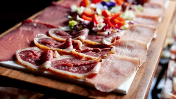 The best platters in Milan: ten places for aperitifs with cured meats, cheeses, and more