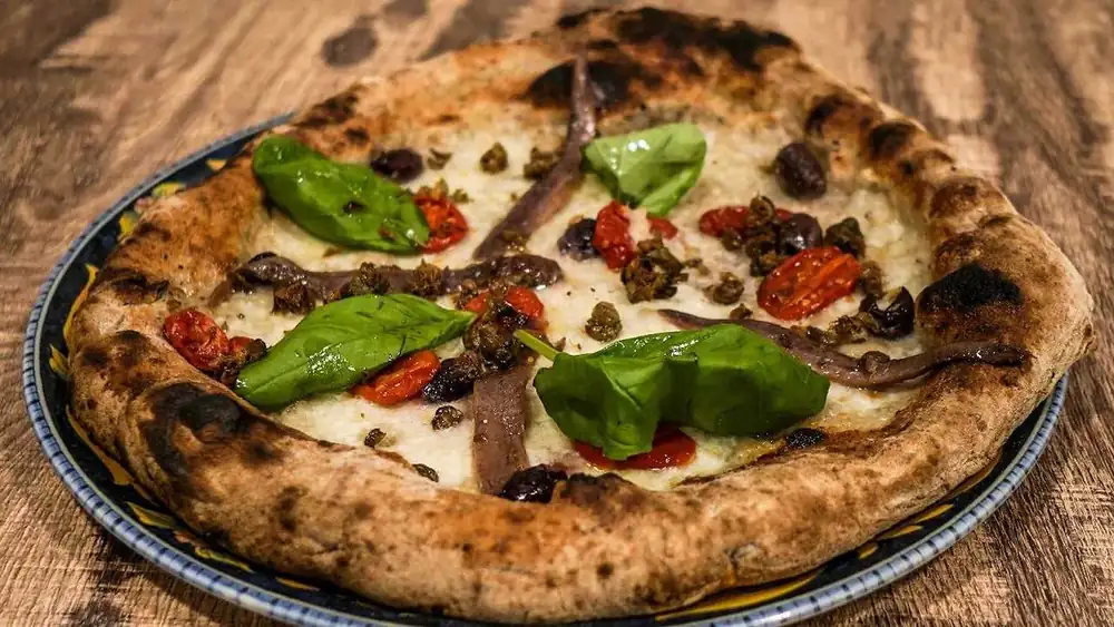 PizzAudace, in Florence: a neighborhood pizzeria where the pizza is the main attraction.