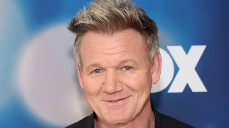 El ingenioso método de Gordon Ramsay para preparar tortitas inglesas finas y crujientes
