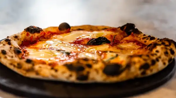 ¿Deberías comprar una piedra para pizza o una placa de acero para pizza?