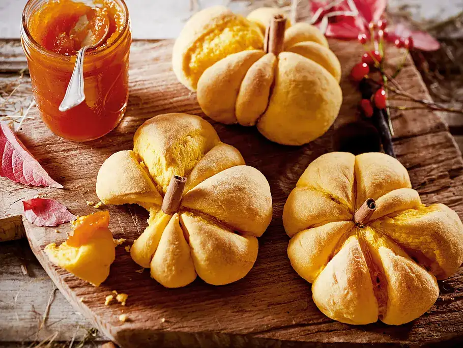 Airy pumpkin yeast rolls