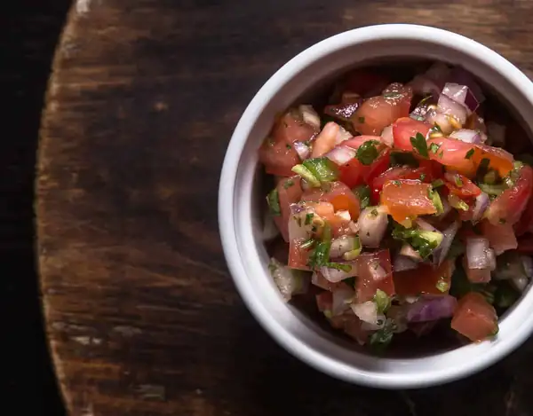 Receta fácil de salsa casera (Pico de Gallo) por Amy y Jacky