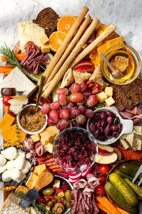 How to Make a Charcuterie and Cheese Board