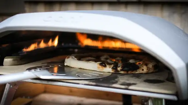 Si no estás usando tu horno de pizza para pizzas congeladas, te estás perdiendo algo