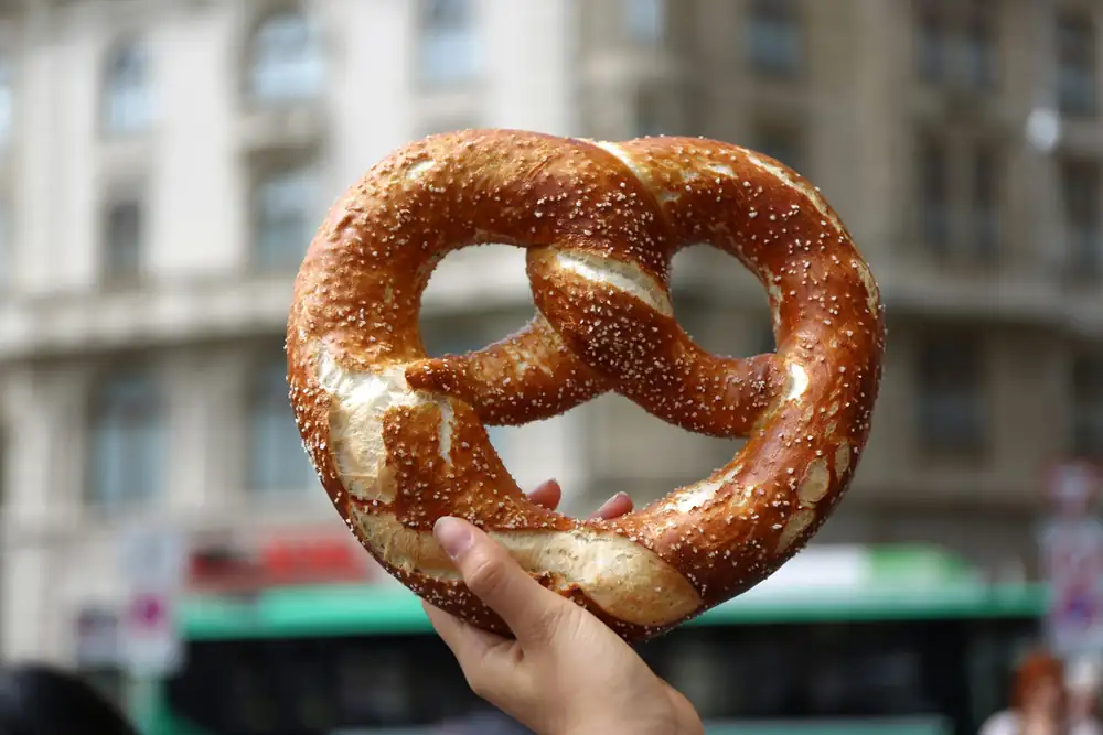 Pretzel casero con salsa de mostaza y rábano picante