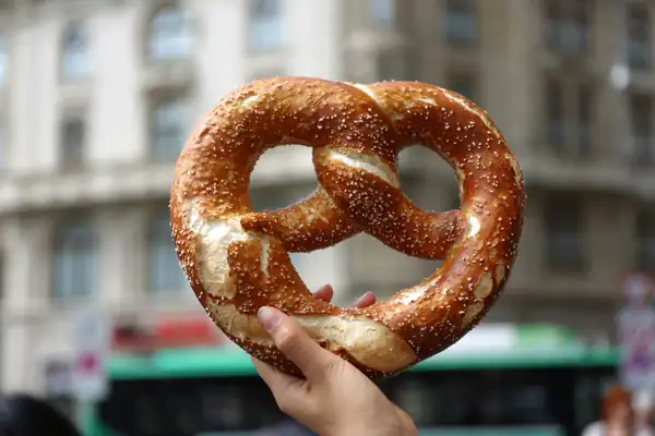 Pretzel casero con salsa de mostaza y rábano picante