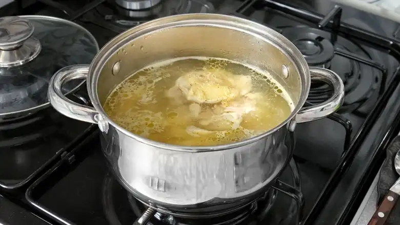 El origen de la espuma blanca que suelta el pollo al hervirlo