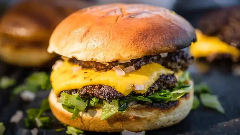 La mejor mezcla de carne de res para hamburguesas aplastadas con una corteza perfecta