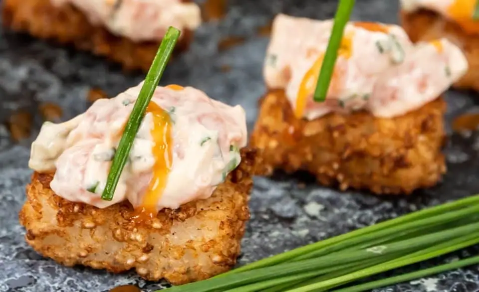 Arroz crujiente con tartar de salmón cremoso