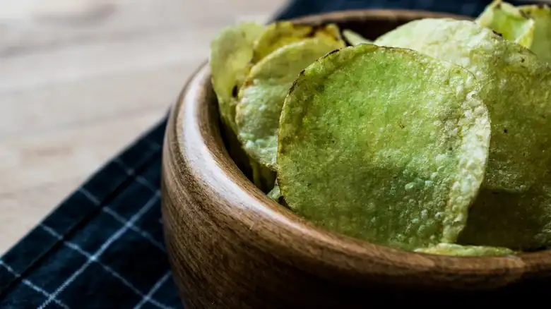 ¿Son seguras las patatas fritas verdes para comer?