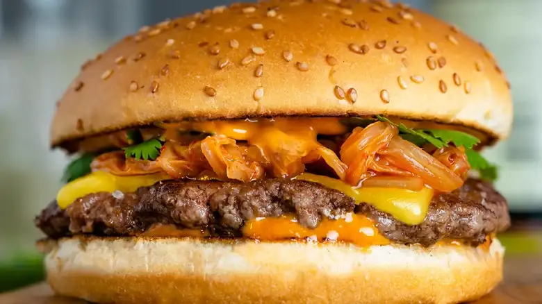 Aquí te mostramos cómo darle un toque coreano a una hamburguesa clásica