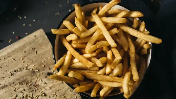 Para obtener las patatas fritas al horno más crujientes, cuézalas primero al vapor