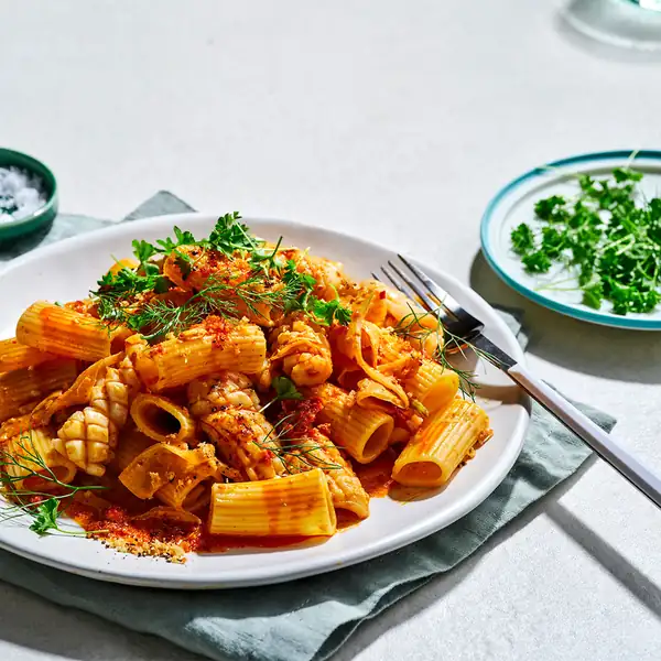 Rigatoni con calamares, hinojo y 'nduja
