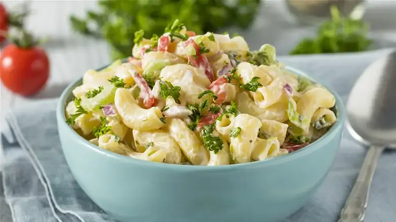 Cocer la pasta un poco de más mejora la ensalada de macarrones