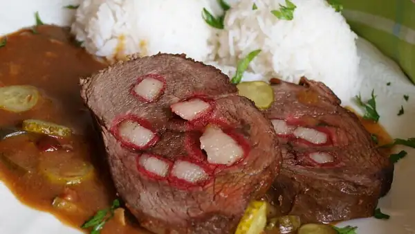 La salsa Znojmo y el asado Znojmo no son exactamente lo mismo. Pero están conectados por un ingrediente importante