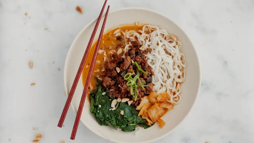 Dandan noodles in a quick broth (ready in 20 minutes!)