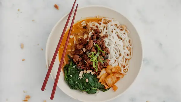 Dandan noodles in a quick broth (ready in 20 minutes!)