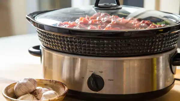 High or low heat in the slow cooker: what changes in the dish