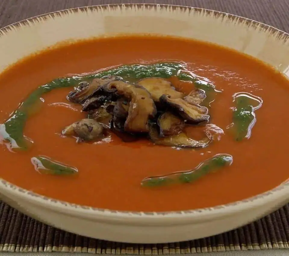 Sopa de pimientos asados ​​con shiitake al ajillo y aceite de perejil