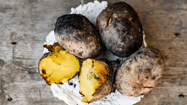 Las patatas asadas con ceniza son el sueño de cualquier amante de la parrilla