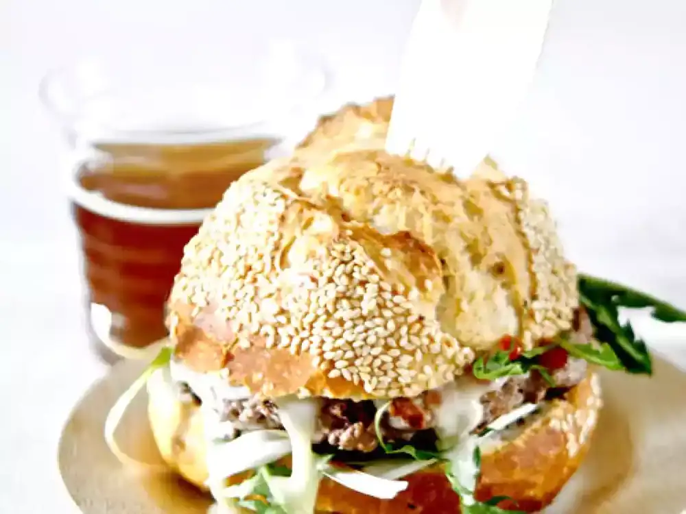 Recipe for a tasty Mont d'Or hamburger