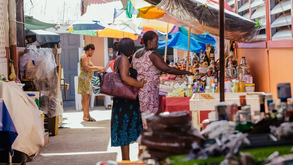 Por qué deberías saltarte los lugares turísticos de Santa Lucía para pasear por su mercado central.