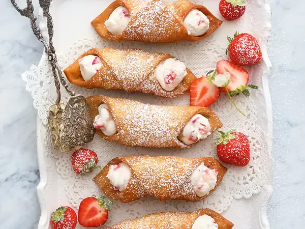 Recipe: Cannoli with strawberries & ricotta-marzipan cream