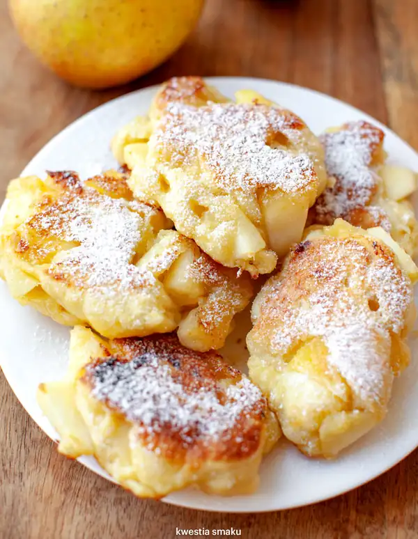 Yeast pancakes with apples
