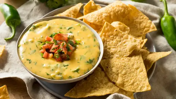 Añade queso crema a tu próxima salsa Rotel y ya nos lo agradecerás